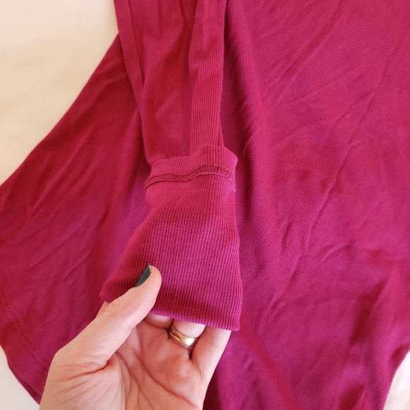 Aritzia Talula Fuchsia Ribbed Turtleneck - Picture 4 of 11